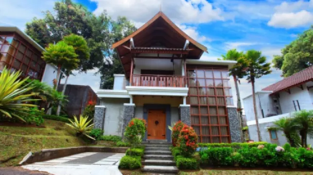 Sindang Reret Cikole Hotels near Grafika Cikole