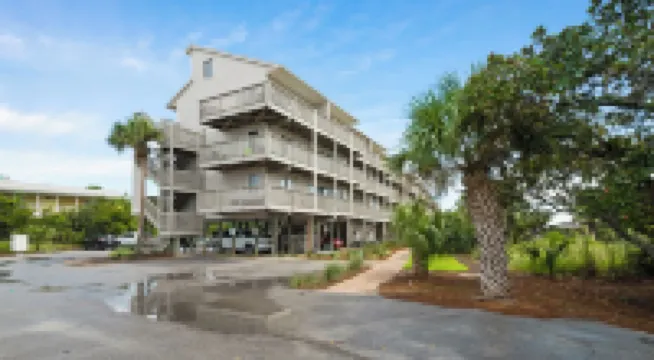 2 Minutes to the Beach & Dog Friendly - Sleeps 4