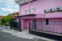 RedDoorz @ Jalan Gatot Subroto Semarang Hotel dekat Taman Rw VII Ngaliyan Semarang