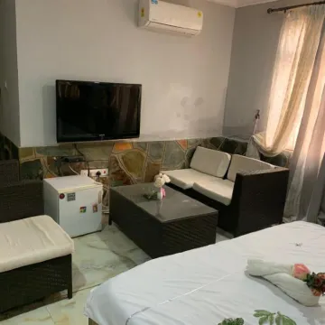 1Bed Apartment - Parking Wifi Balcony BBQ Hotels near Tema Golf Park/Golf City.