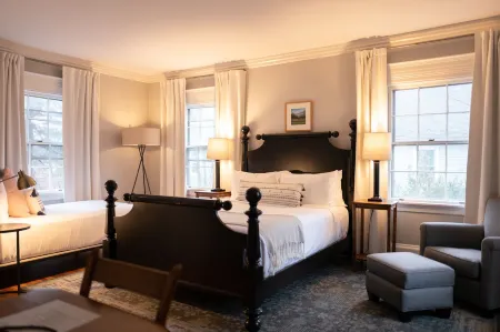 OneSixtyFive, the Inn on Park Row Отели в г. Боудойн