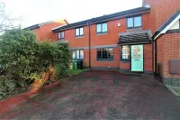 2 Bed House - Sleeps 4 - Pets - Garden - Parking Hotels in Bolton