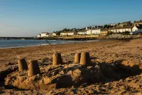 Contemporary One Bedroom Apartment Close to All Amenities in Conservation Area Hotels in Tain