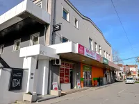 唐娜 鄰近澤蒙的酒店