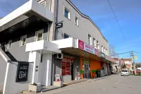 Dona, Altina Hotels in Novi Banovci