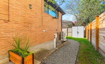 Lilac in Law, Picturesque Lower Unit