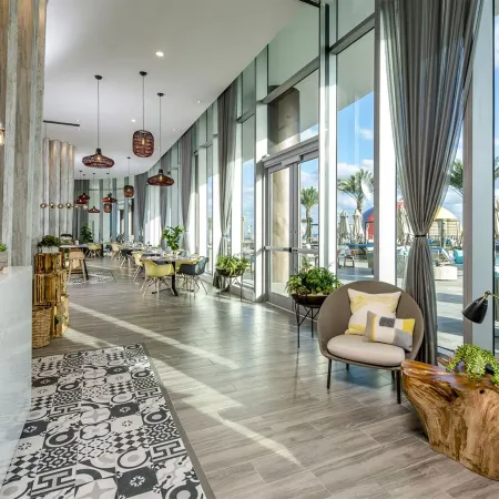 Luxury Miami Condos – Ocean & City Views Отели в г. Халландейл Бич