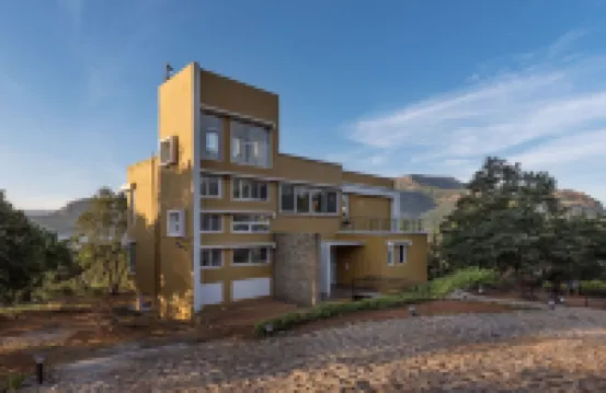 โคสมิคสเตย์ อาฟิตา โมฮาริ-โซล่าร์ เพาเวอร์ ลาคเฮาส์