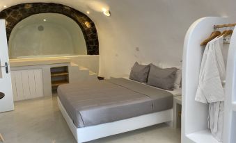 Fira-Cave-Sleeps 13-Parking-Pool-Pet Friendly