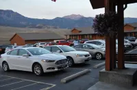 Yellowstone Village Inn and Suites - parking