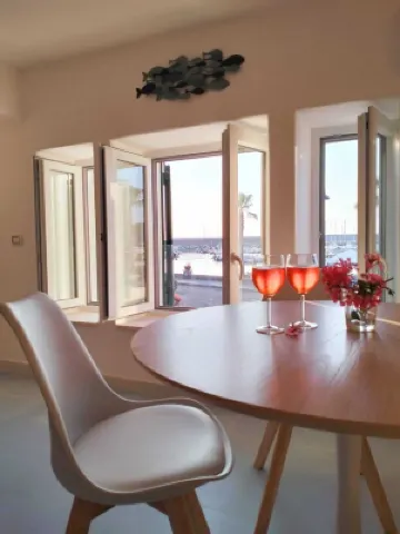 Aura ExclusiveHoliday brand new beachfront studio apartment 10 m from the beach