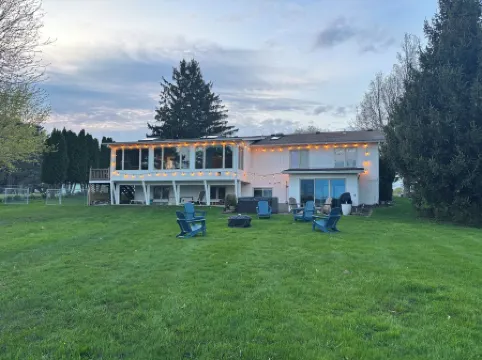 Lake Ontario's Family Retreat: Natural Peace and Modern Luxuries