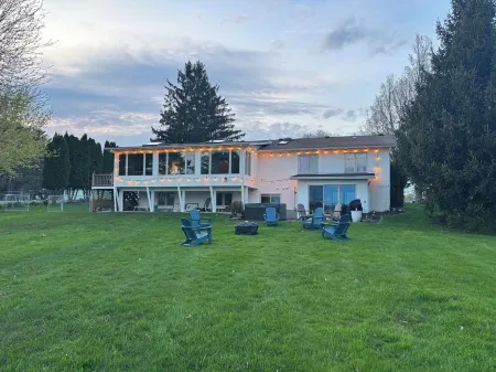 Lake Ontario's Family Retreat: Natural Peace and Modern Luxuries Отели в г. Грис