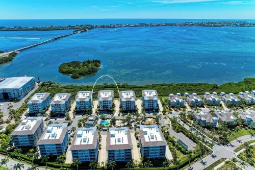 3/3 384-303  SOUND LUXURY CONDO