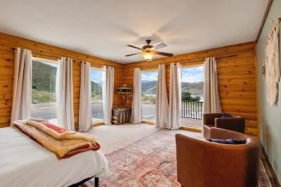 Newly listed - Mountain Escape: Mt Timp & Lake Views, Sauna, Hot Tub 5BR/4BA Hotels near Valley Station