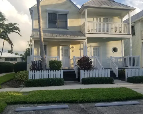 Great Water Front 2 Story Townhouse With Boat Slip available at additional cost Hoteles en Duck Key