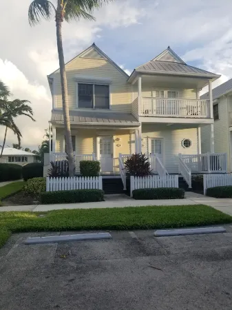 Great Water Front 2 Story Townhouse With Boat Slip available at additional cost Отели в г. Duck Key