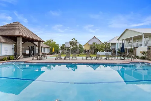 Southern Pines- Sleeps 18 with community pool and docks