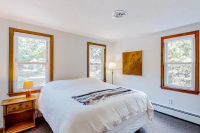 Beautifully renovated home near area's beaches with cathedral ceilings & grill