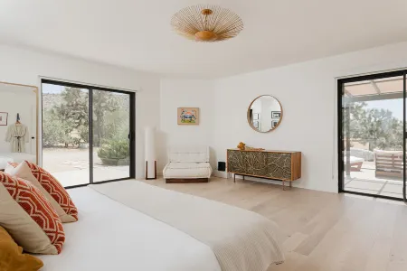 Serene Desert Oasis with Hot Tub and Outdoor Showers - Stylish Retreat