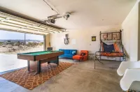 2 Acres w Views, Hot Tub, Pet Friendly, Full Kitchen, Game Room, EV Charger!