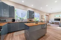Newly Built, Dog-Friendly, Colorful Creekside Home - One Mile to the Ocean Hôtels à proximité de : Event Center on the Beach