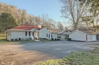 Modern suite in downtown Helen with WiFi & central ac - walk to attractions Hotels in Helen