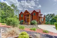 Elegant cabin with amazing views, hot tub, pool table, indoor/outdoor fireplaces