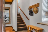 Charming Mountain Retreat with Outdoor Decks - Cozy Tranquil Escape