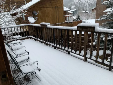 Sauna Access and Scenic Balcony - Cozy Tranquil Retreat Отели в г. Ред Ривер