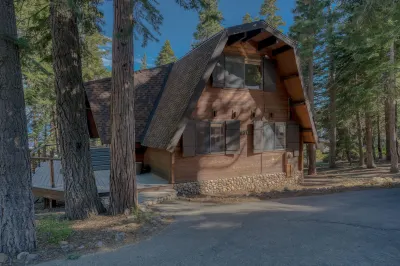 Spacious Deck and Sauna with Partial Lake View - Charming Retreat North Tahoe Art Center附近的飯店