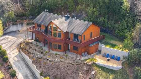 Breathtaking Mountain Views and Cozy Fire Pit - Stunning Getaway