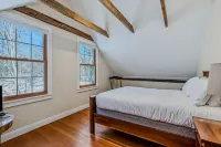 Breathtaking Riversides and Cozy Fireplace - Charming Rustic Oasis