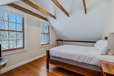 Breathtaking Riversides and Cozy Fireplace - Charming Rustic Oasis Отели рядом с достопримечательностью «AT trailhead Woodstock VT»