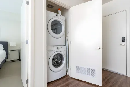 2BR | Gym, Lounge | Mercer Island | Sophari E Отели в г. Мерсер Айленд