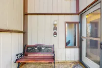 Newly renovated condo w/easy access to ski lodge & private patio