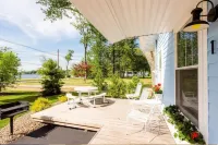 Private Deck and Fire Pit Near Paw Paw Lake - Charming Cottage Retreat Hotels in Coloma charter Township