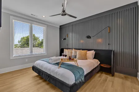 Rooftop Sanctuary and Chic Living Spaces - Exquisite Urban Retreat