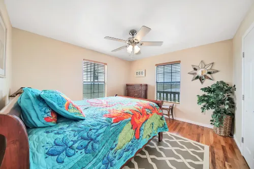 Adorable home with lots of space - close to the Gulf & ferry Hotels in Bolivar Peninsula