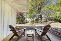 Bright Living Space and Large Outdoor Oasis - Stylish Haven