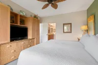 Luxurious Living with Gourmet Kitchen and Garden Views - Elegant Retreat