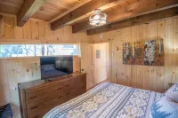 Cozy Cabin with Gas Fireplace and Modern Amenities - Charming Retreat