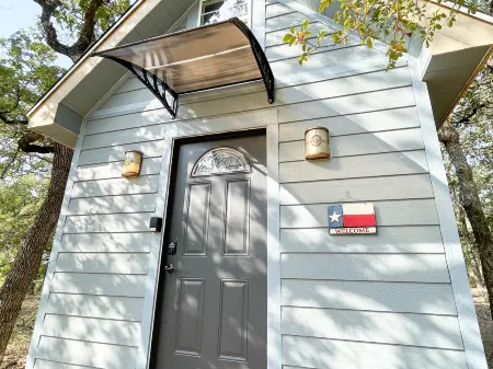 Charming Tiny Home with Fire Pit and Cozy Decor - Enchanting Getaway