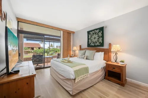 Spacious Lanai, Inviting Pool, Hot Tub and Tennis Courts - Tropical Haven Hotels in Kaanapali