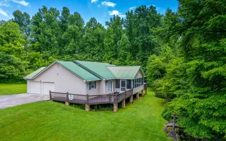 Hot Tub Soaks and Ping-Pong Fun - Charming Mountain Retreat Отели рядом с достопримечательностью «Our Place Books, Coffees, Unique Gifts»