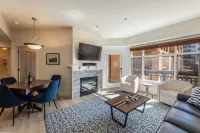 Year-Round Outdoor Pool and Multiple Hot Tubs - Stunning Ski-in Oasis Hotels in Summit County