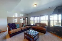 Hillside home with panoramic mountain views, deck, gas firepit & pool table