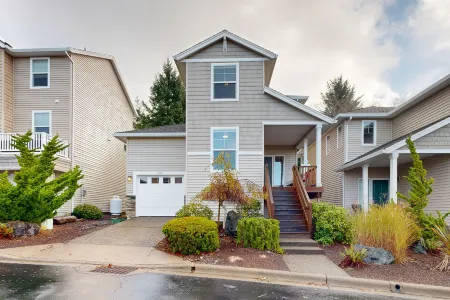 Modern Ocean Highlands home with Netarts Bay & ocean views, fireplace - dogs OK Отели в г. Нетартс