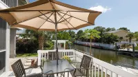 Charming Waterfront Retreat with Deck and BBQ - Cozy Old Florida Style Hotels in Grove City
