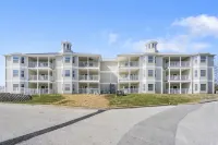 Direct Lake Access and Resort Amenities - Charming Lakefront Getaway Hotels in Kimberling City
